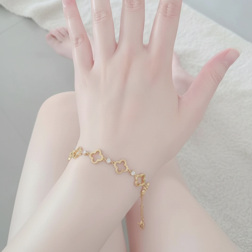 The Ornavi Alhambra Clover Link Bracelet